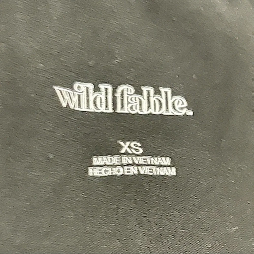 WILD FABLE BLACK CROPPED SHORT SLEEVE V NECK TEE SZ XS